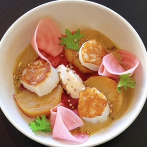 Saint-Jacques Snackées, Bettraves Fumées En Crémeux Et En Quartiers - Brasserie Basa - 1307496