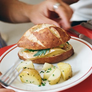 Sandwich Grilled Cheese Et Pommes De Terre Nouvelles - Le Midi - Miette - 946238