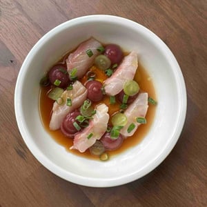 Sashimi Di Ombrina Ponzu Cipollotto Ed Uva - Concreto - 964342