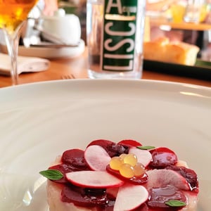 Tartare Di Ricciola Con Pan Briosa Alla Barbabietola E Rapa Rossa Confit - Lo Scalco Grasso Osteria Contemporanea - 963858