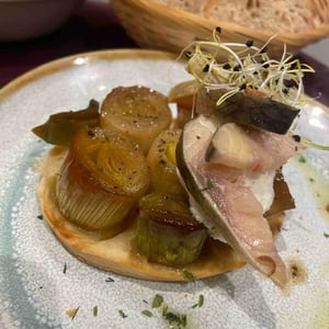 Tatins De Poireaux Caramélisés, Ricotta Aux Fines Herbes & Harengs Fumés - Café.Germain - 863068