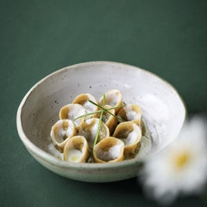 Tortelli Di Erbe Spontanee Con Salsa Al Latte All’Aglietto Fresco - Casa Colet - 970280