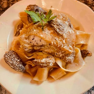 Volailles À La Creme , Morilles Et Vin Jaune - Nagori cave à manger - 872187