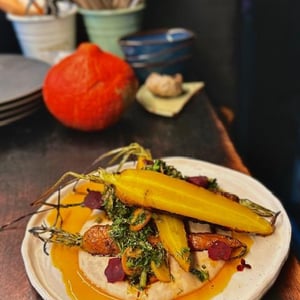 Zanahorias , Escabeche De Sus Hojas Sobre Espejo De Alubias Blancas. - Fat Veggies - 972342