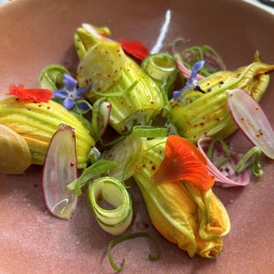 Fleurs De Courgettes Farcies Au Chèvre Frais Et Basilic, Assortiment De Fleurs Et De Légumes, Du Jardin, Tapenade De Maison - Bistrot l’Esquirou - 798925
