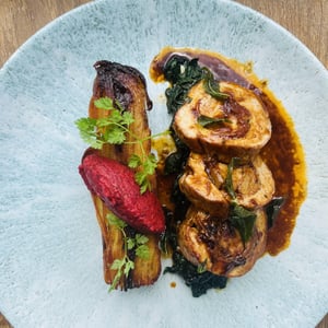 Le Filet Mignon De Cochon Farçi Au Jambon Fumé De La « Ferme Du Park », Pommes Salardaises & Épinards, Condiment Betteraves, Chips De Sauge - Brume - 625020