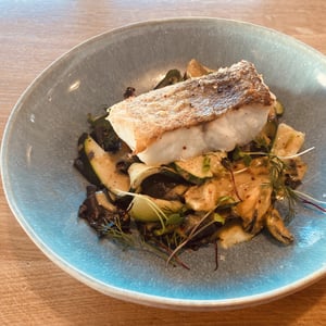 Le Merlu De « Petit Bateau », Papardelles À L’Encre De Seiche, Tagliatelles De Courgettes, Moules. - Brume - 623850