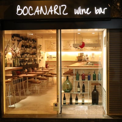 Cosy and charming wine bar with Spanish and international natural wines, tapas and a wide variety of cheese and cold meats.