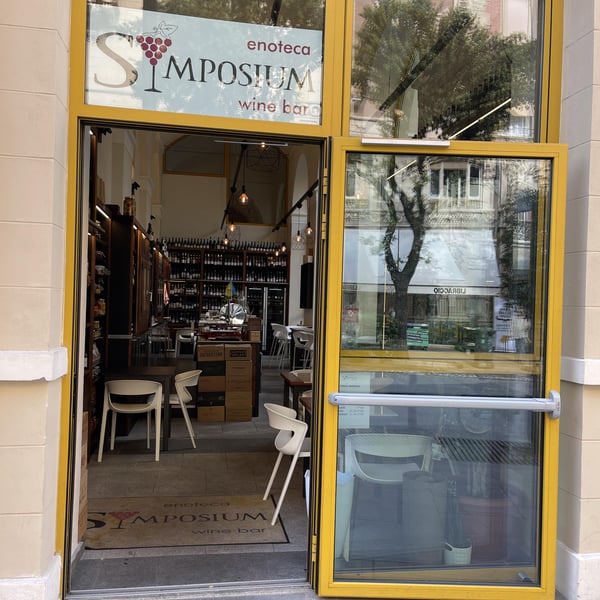Symposium wine bar 618984
