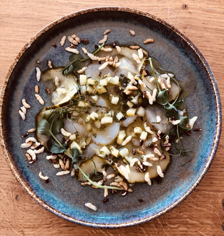 La Carpaccio De Saint-Jacques À La Vanille, Pickles Concombre, Gingembre, Citron Meyer, Riz Soufflé - Brume - 893679
