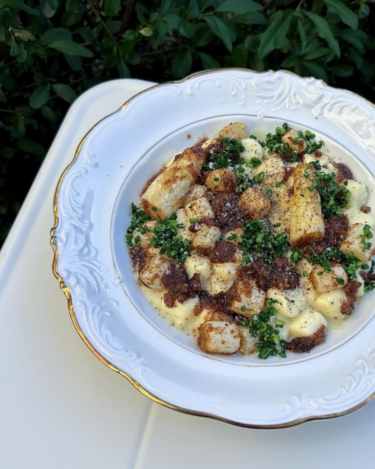 Parisian Gnocchi With White Asparagus, Asparagus Sauce,
Breadcrumbs And Chives - Winnowiercy Natural Wine Bistronomie - 1360353