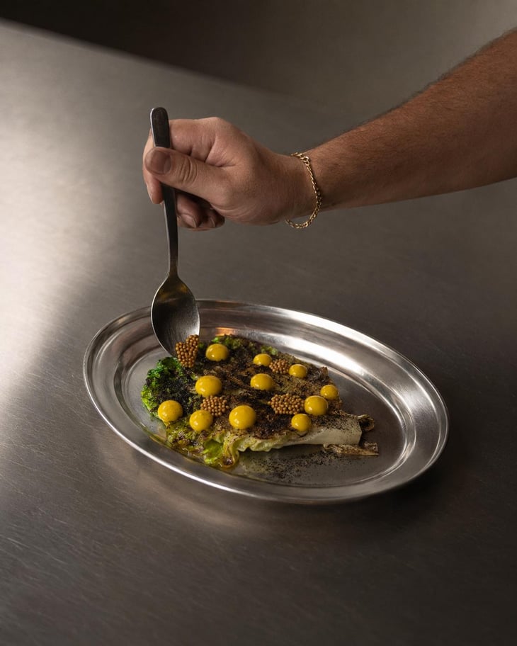 Lattuga Piastrata, Salsa Al Tuorlo, Polvere Di Limone Bruciato, Senape In Grani - Birba - 1369420