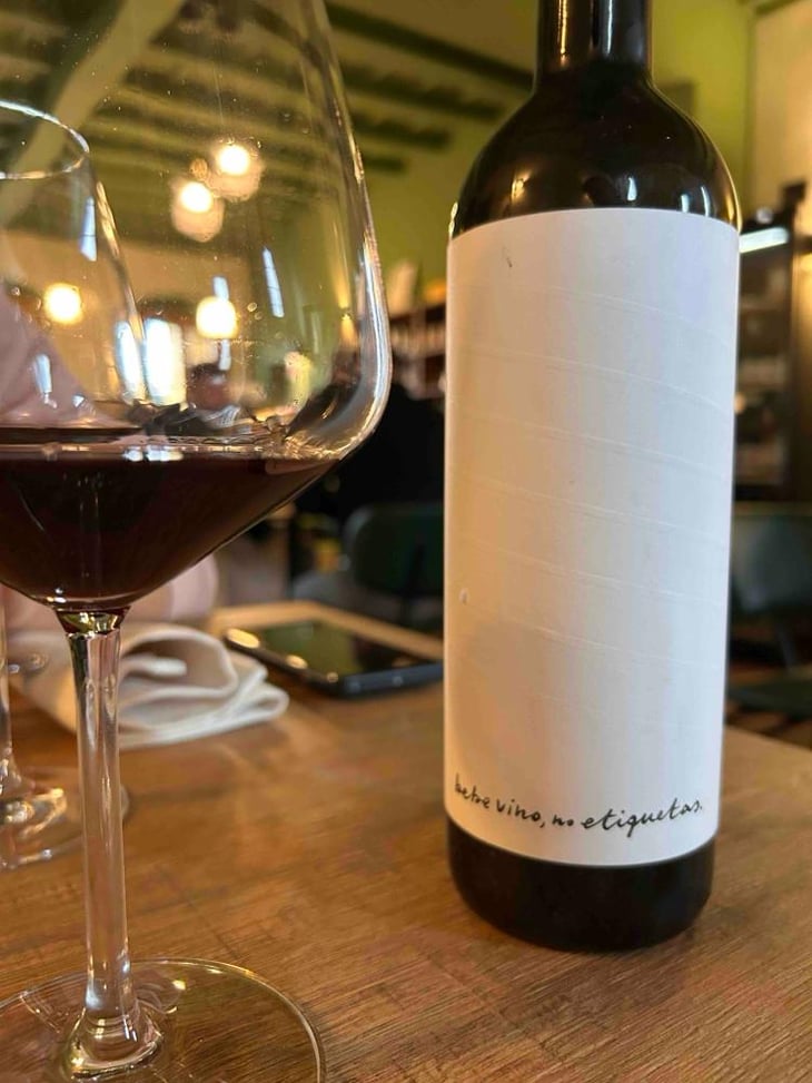 Bebe vino, no etiquetas - DWNL - Alessandro Salvano 