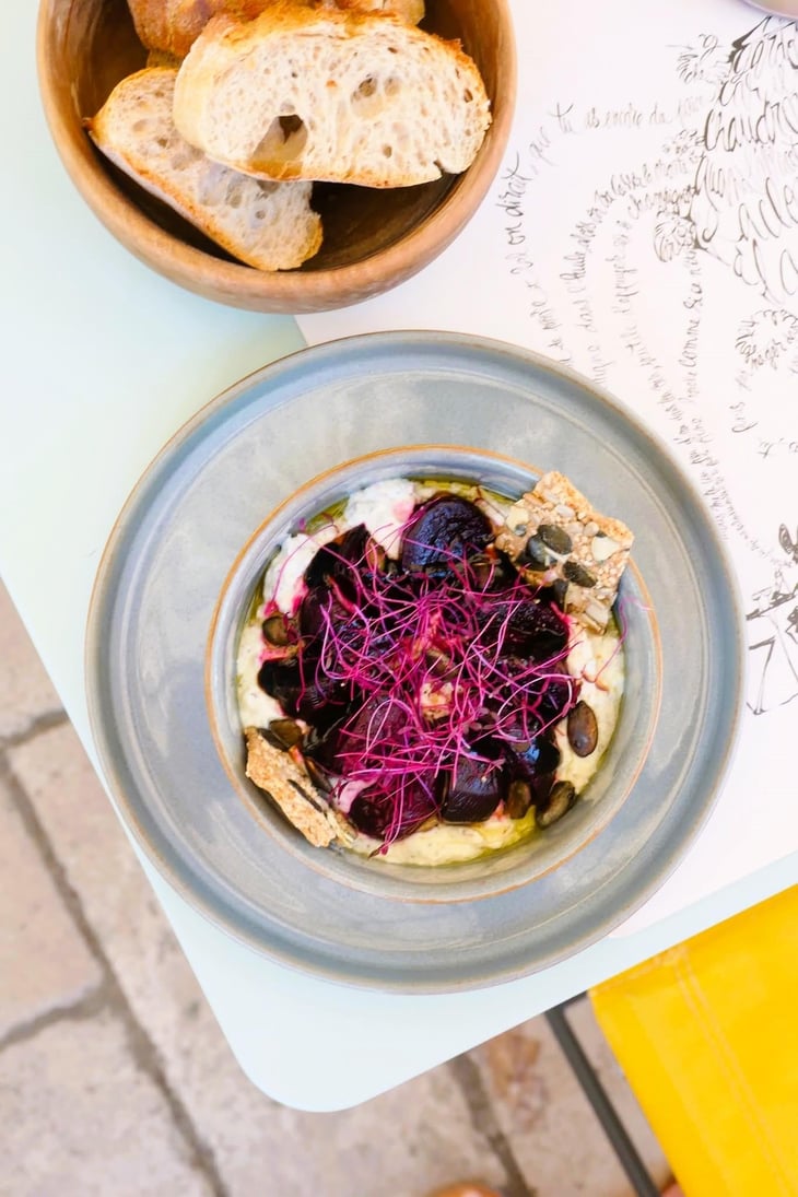 Betterave Rôtie Sur Crème De Feta Au Zaatar - La Cuisine Des Halles - 1393894