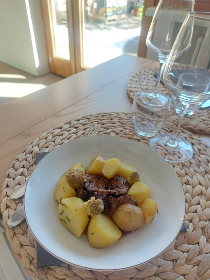 Brasato Di Manzo Con Patate Al Forno E Cavolfiore Romanesco - Agripiola Lou Porti - 1308894