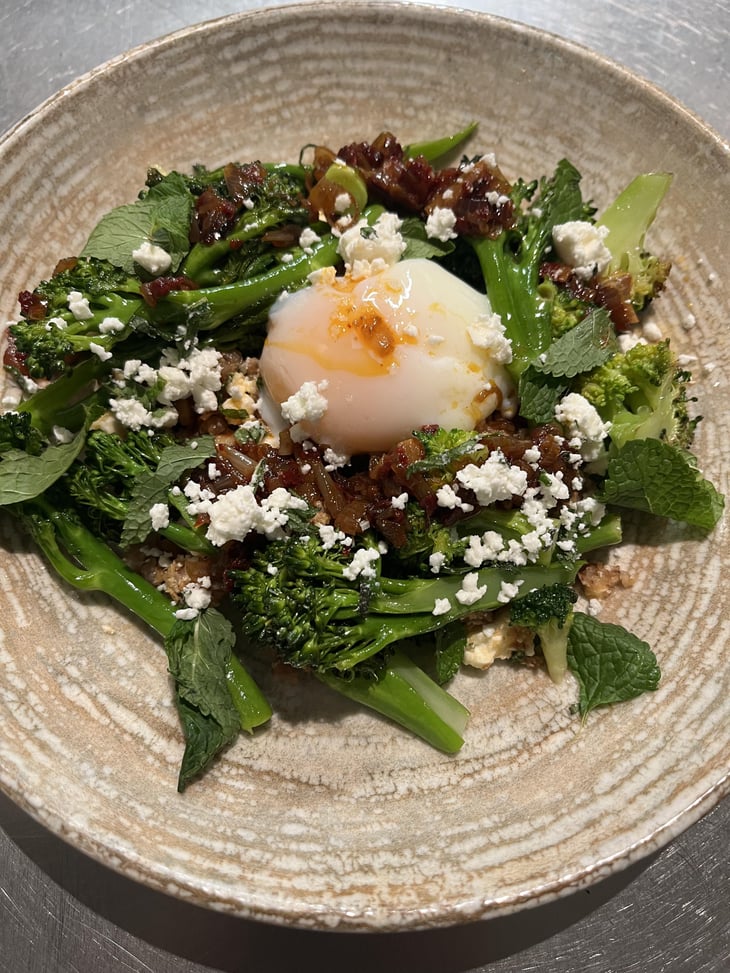Brocolini Grillé, Oeuf Parfait, Sarrasin Grillé Et Chili Oil - Vermillon - 1304393