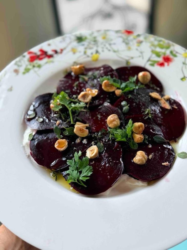 Carpaccio Di Barbabietola, Stracciatella, Nocciole Ed Erbe Aromatiche - RISTORANTE IL GESTORE - 1398671