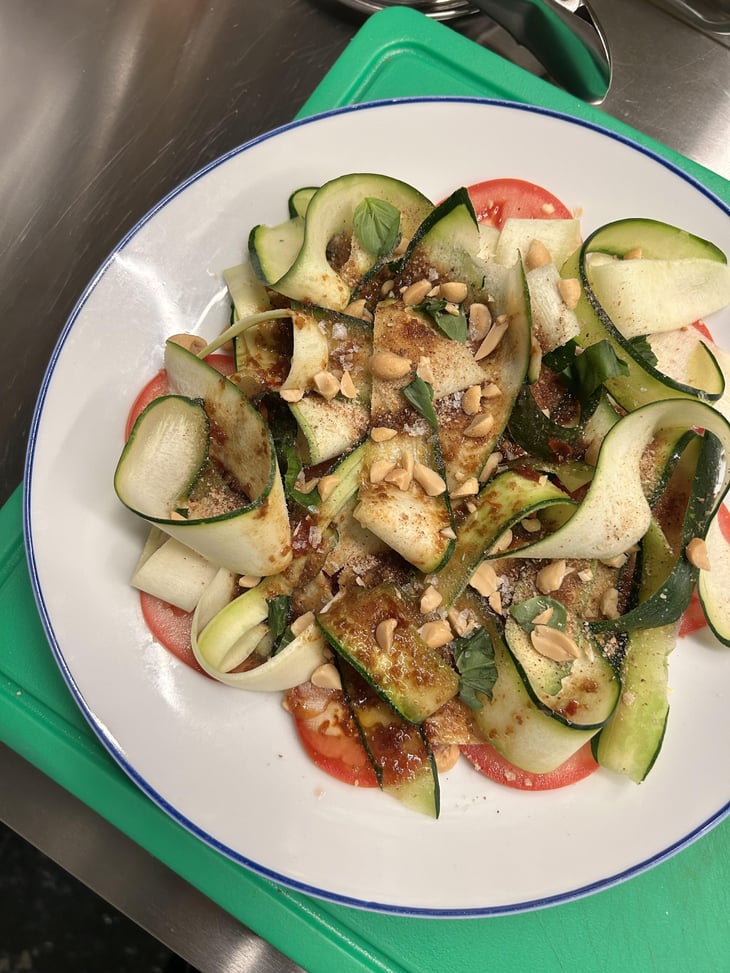 Ensalada De Calabacines Con Tomate, Picatostes Y Aliño Thai - Casa Festín - 1364866