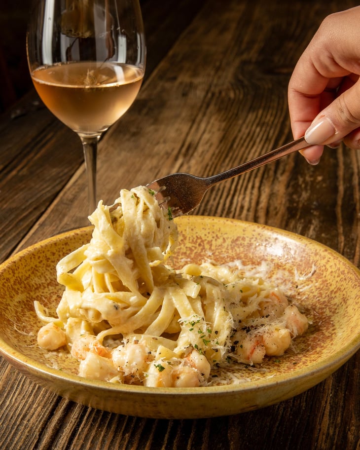 Fetuccini Al Taleggio Y Camarones - Rayuela bodega de vino - 1394536
