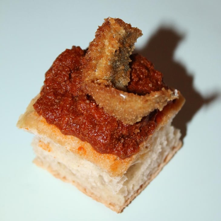 Focaccia Con Seppia In Umido, E Un’Alice Fritta. - Ai Do Leoni - 1311549