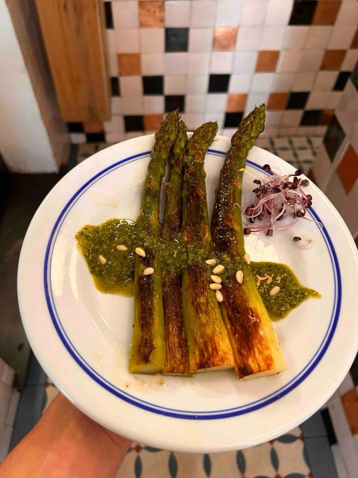 Gegrilde Groene Asperges Met Pesto - Sud Sud Bistro - 897577