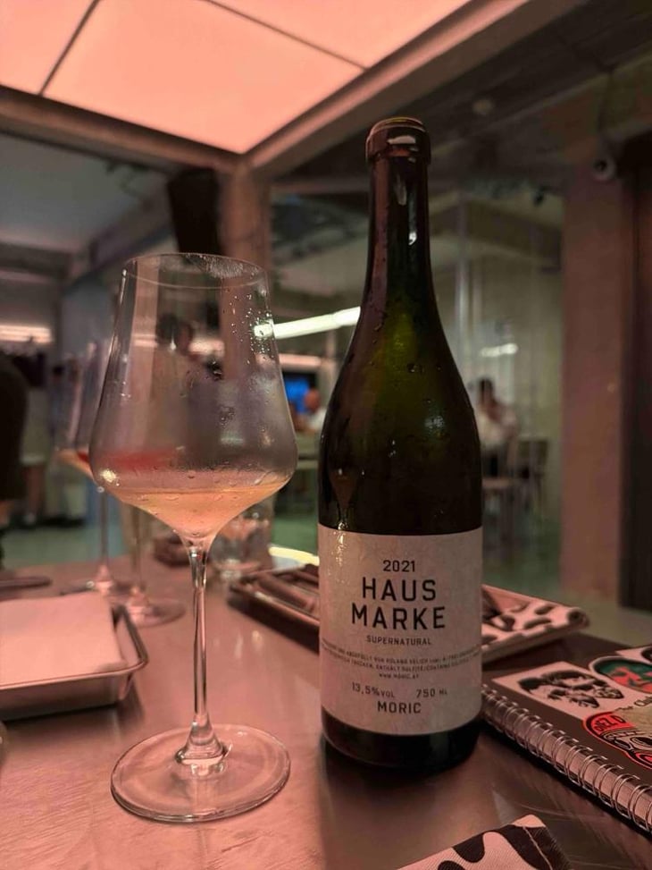 Hausmarke Supernatural Weiss - Weingut Moric - Roland Velich 
