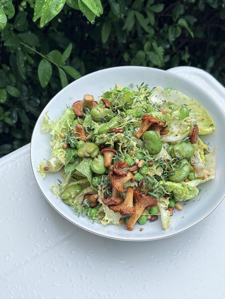 Mixed Leaves With Broad Beans, Peas, Chanterelles, Mustard Dressing, Pine Nuts And Thyme - Winnowiercy Natural Wine Bistronomie - 1367670