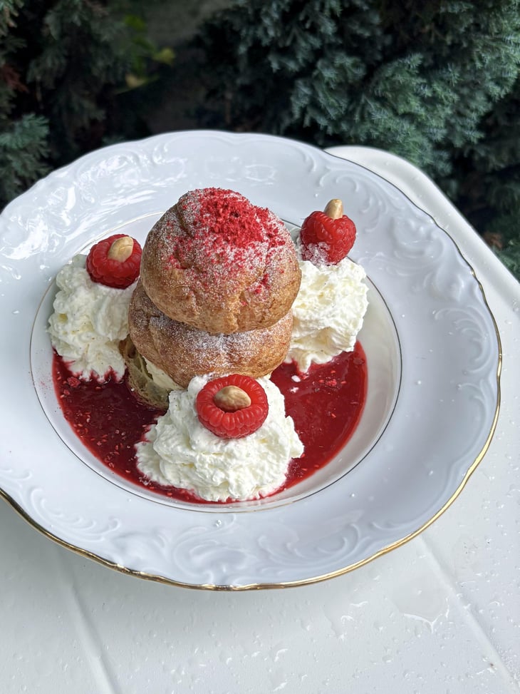 Religieuse Melba - Choux Pastry With Vanilla Ice Cream, Peach And Osmanthus Compote, Raspberry Coulis, Whipped Cream And Almonds - Winnowiercy Natural Wine Bistronomie - 1367673