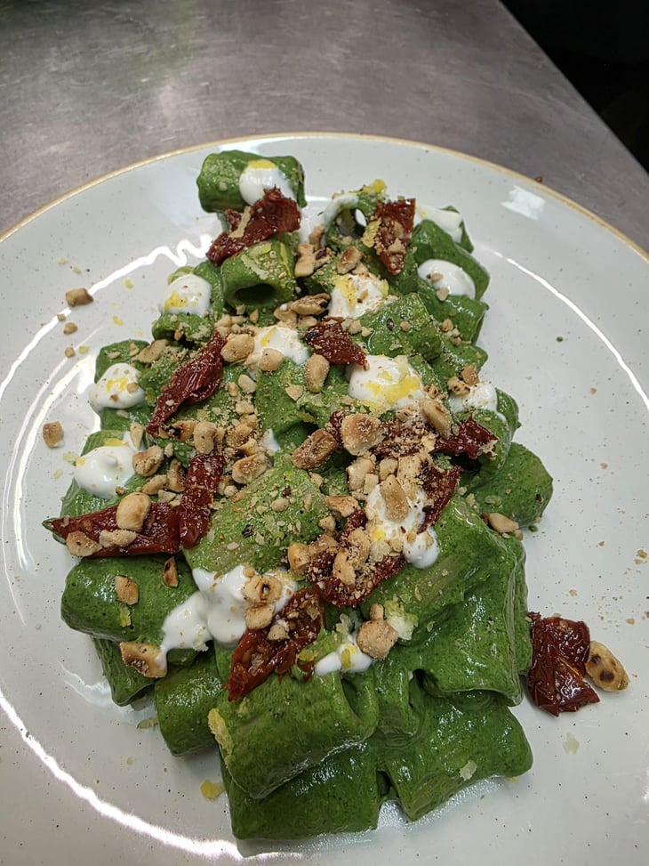 Mezze Maniche Con Crema Di Spinaci E Granella Di Nocciole E 🍋 - Fufluns - 900082