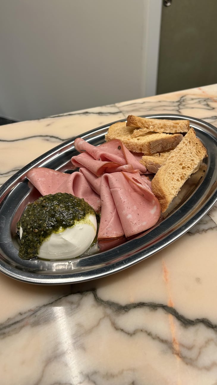 Mortadela Malagueña Con Burrata, Pesto De Avellanas Y Pan De Tomate - Casa Festín - 1364863