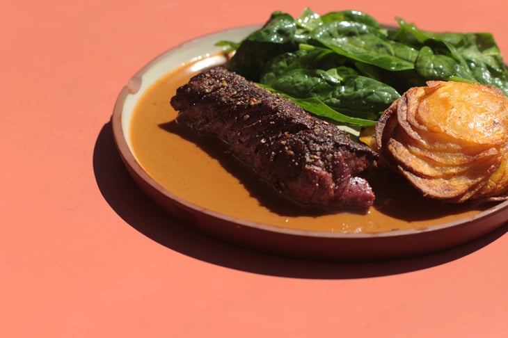 Onglet De Bœuf Sauce Au Poivre, Pommes Anna - Café Céleste - 896383