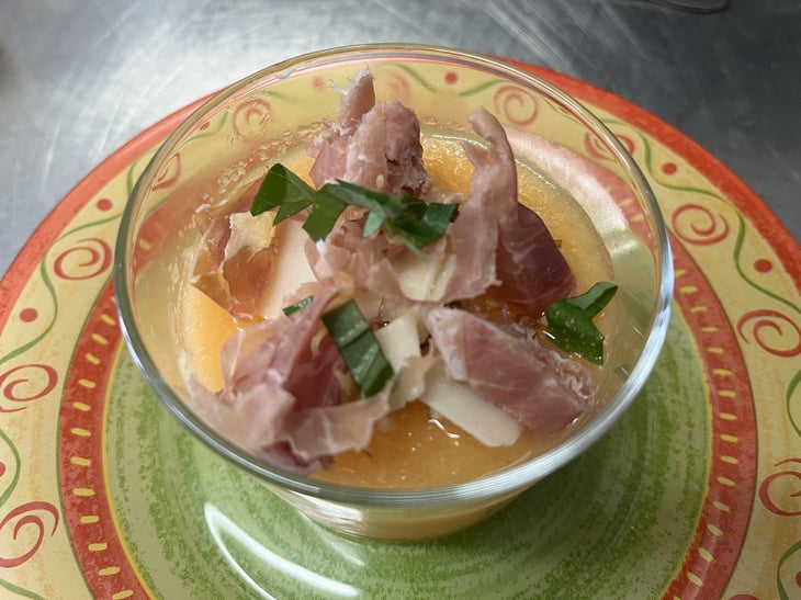 Gaspacho De Melon, Parmesan Copeaux, Amandes Torréfiées Et Chiffonnade De Jambon - Restaurant La Halle - 943032