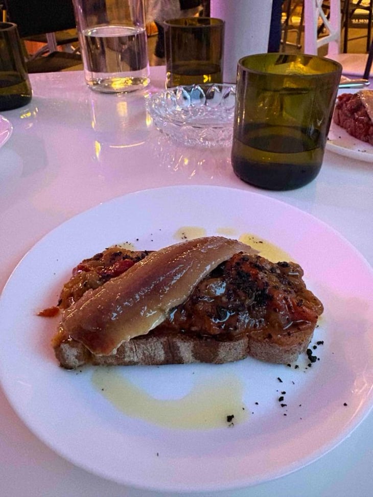 Pan Tostado Con Escalibada Y Sardina Ahumada - Spanish Wine Connection - 1296941