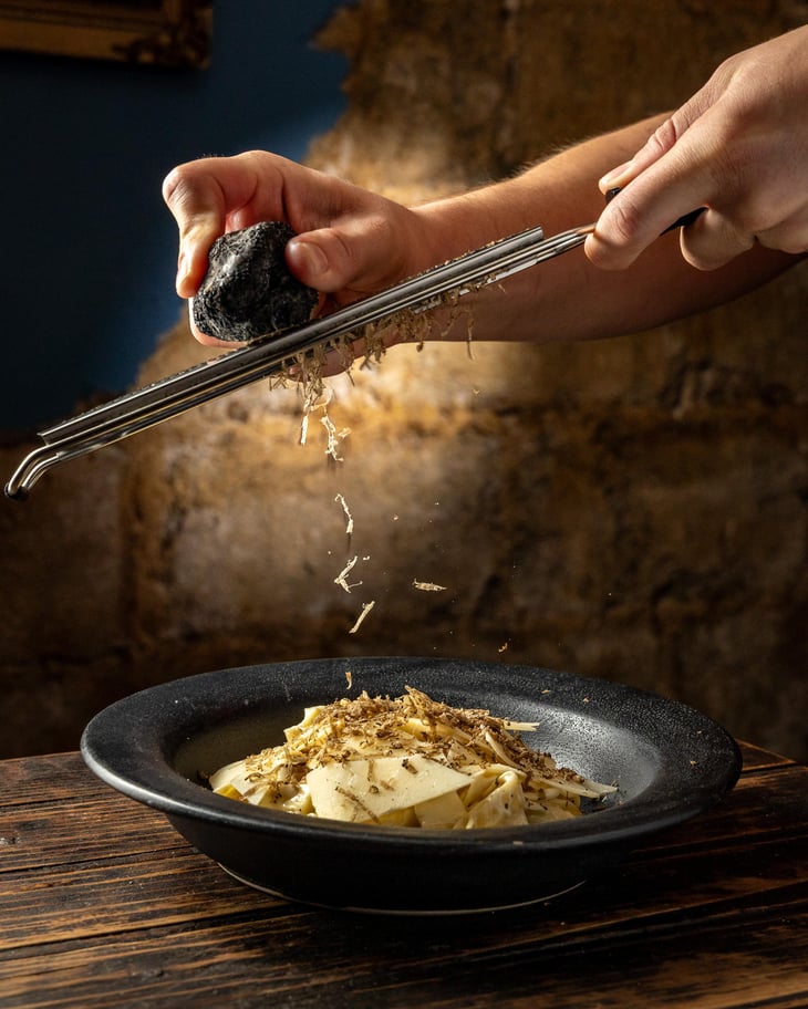 Pappardelle A La Crema De Grana Padano Y Trufa Negra - Rayuela bodega de vino - 1394543