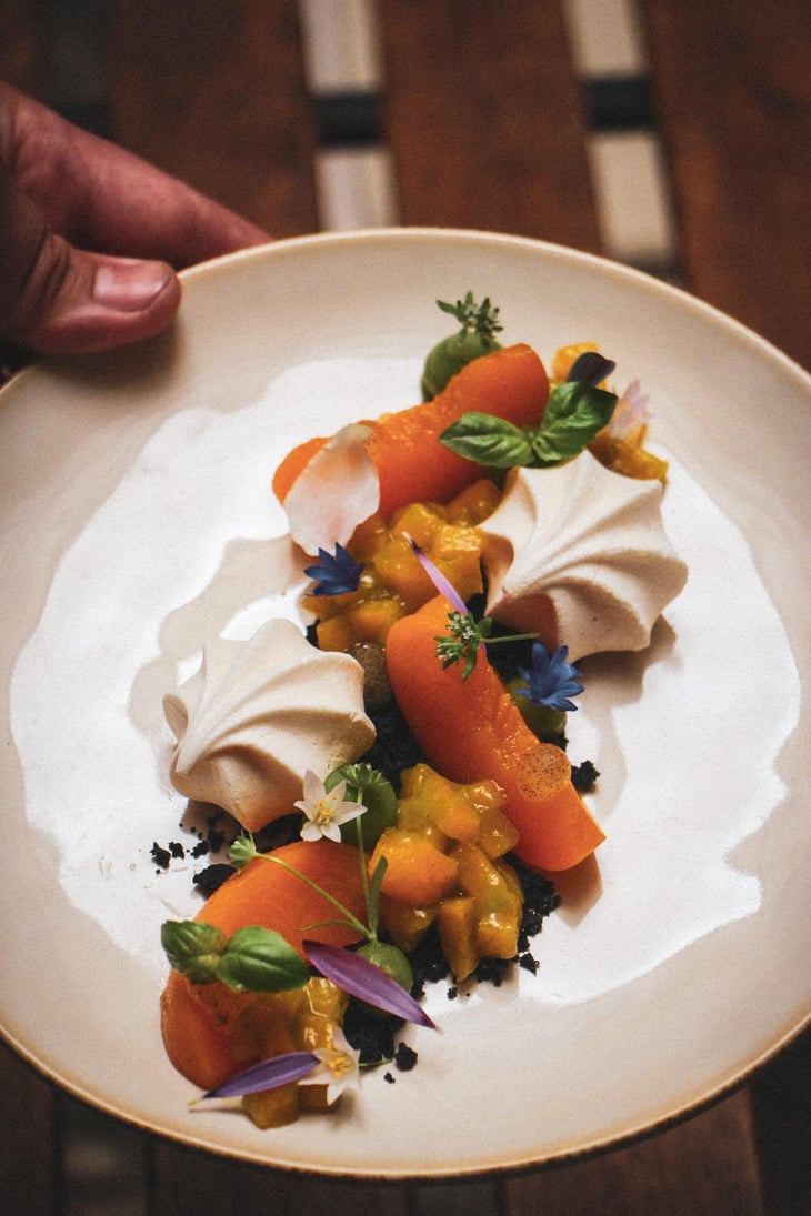 Pèches Confites, Meringue, Basilic, Gelée Vanille. - Les Ostals - 1350886