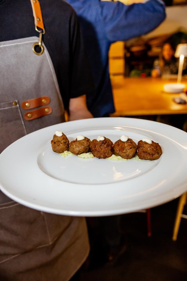 Polpette Di Vitello, Maionese Al Limone E Pesto Di Aglio Orsino Selvatico - Dialetti - 1359280