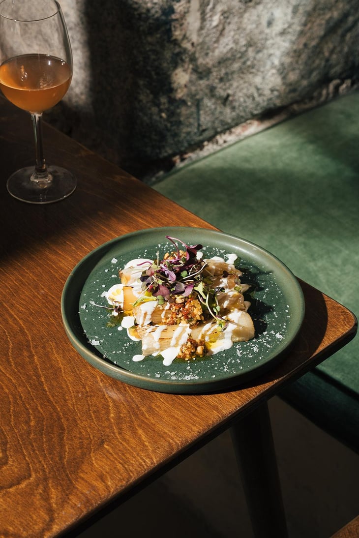 Puerros Asados, Cremoso De Feta, Majado De Tomate Y Almendras. - Casa Botella - 1404619