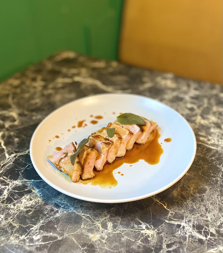 Quasi De Cochon Des Monts Lagast, Jus À La Sauge, Purée D'Ail Rôti - Grive - 840729
