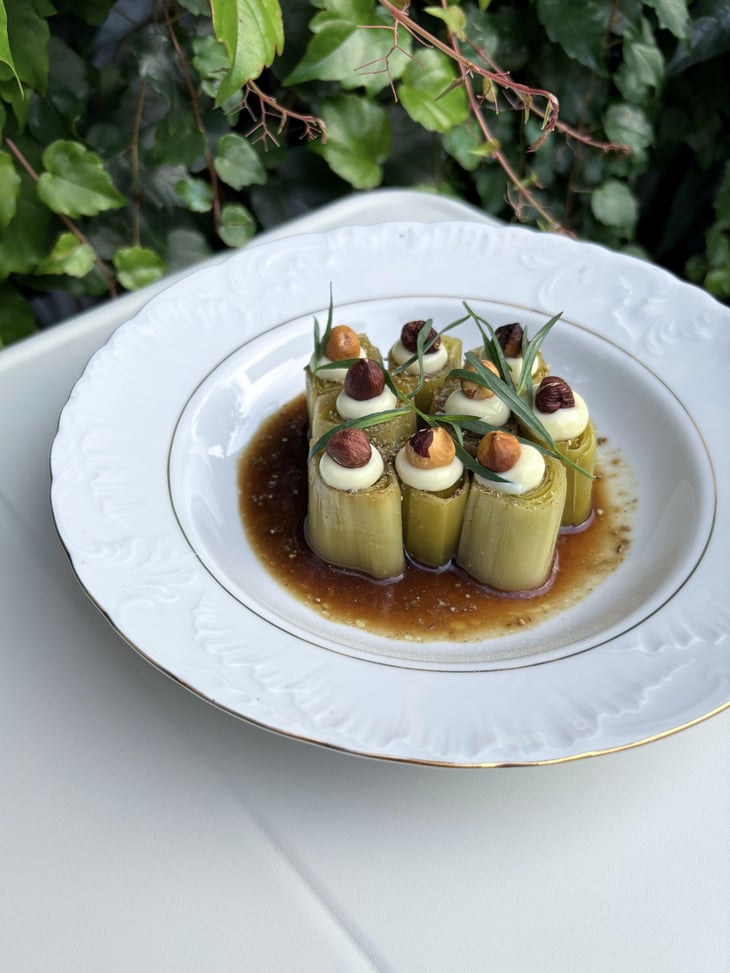 Roasted Leeks In Vinaigrette, Champagne Mayonnaise, Hazelnuts And Tarragon - Winnowiercy Natural Wine Bistronomie - 1397771