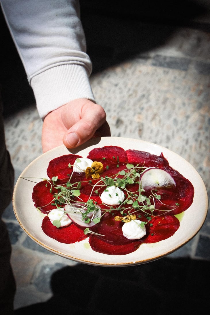 Carpaccio De Bettraves Avec Sa Mousse De Chèvre Et Sa Vinaigrette Aux Agrumes - Les Ostals - 1350985