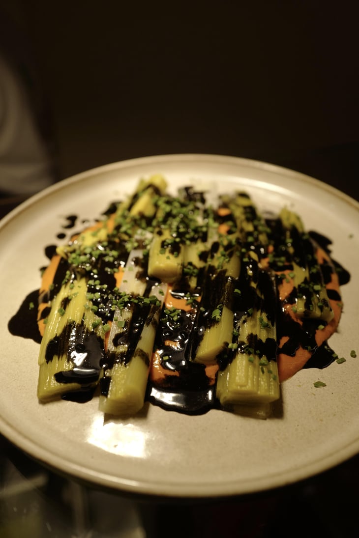 Salsa Calçot, Poireau Blanchi, Praliné Au Sésame Noir - LE BÁNH MÌ - 869464