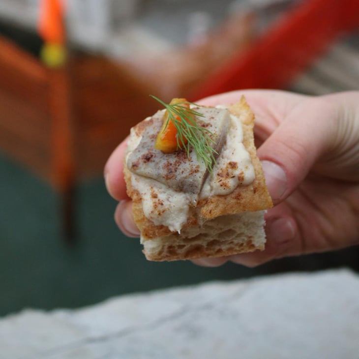 Base Pizza, Crema Di Saor, Aringa Affumicata, Confettura Alle Arance E Frutta Secca Ed Una Spolverata Di Zenzero E Cannella. - Ai Do Leoni - 1311468