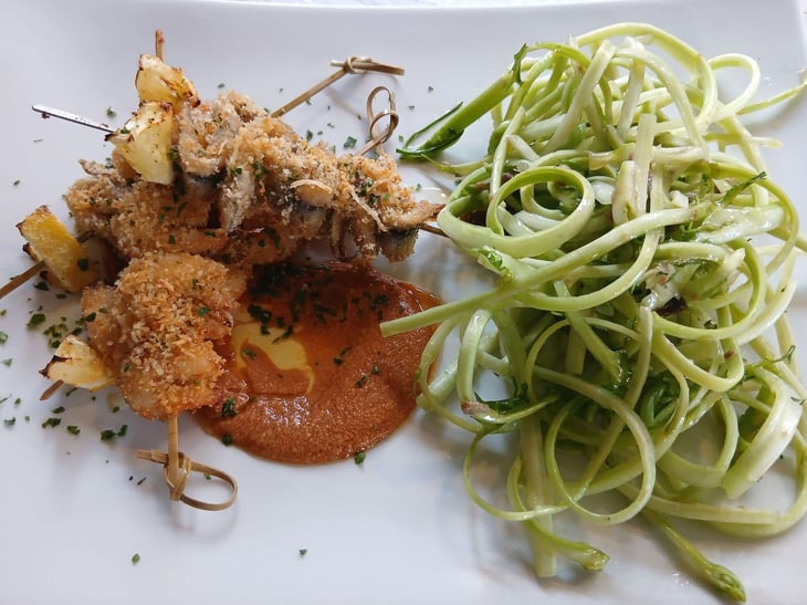 Spiedino Di Alici E Gamberi Del Mediterraneo Con Loro Bisque E Insalata Di Puntarelle Con Salsa Di Alici - Gaia.bio - 1340651