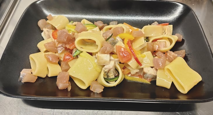 Pasta Fresca Fatta In Casa "Calamarata" Con Ragù Di Pesce Del Momento, Cubetti Di Tonno Pinna Gialla E Verdurine Julenne - La Belle Vie 23 - 1329941