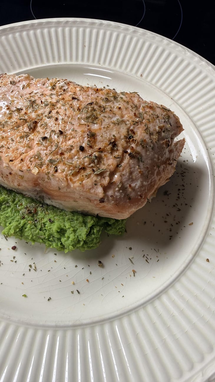 Swiss Lachs Salmon On Pea Hummus - Idealcooking - 1355268