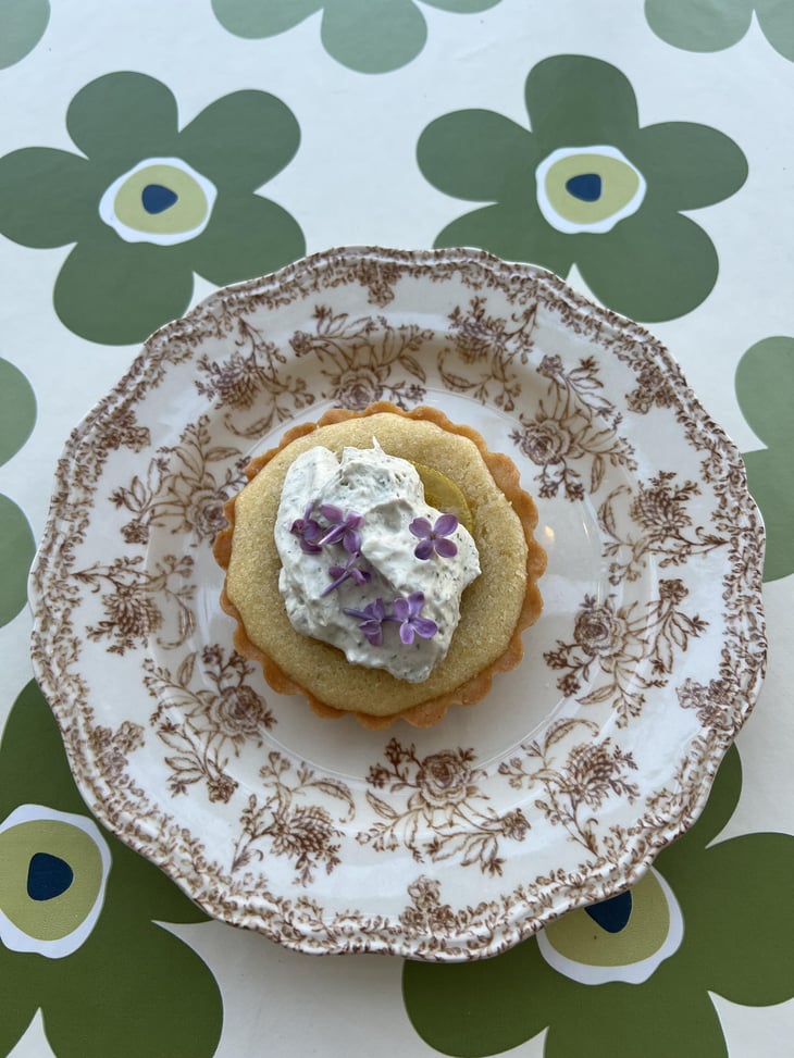 Tartelette Citron Amandine, Crème Fouettée À La Menthe Bergamote - Bistrot le France - 1353413