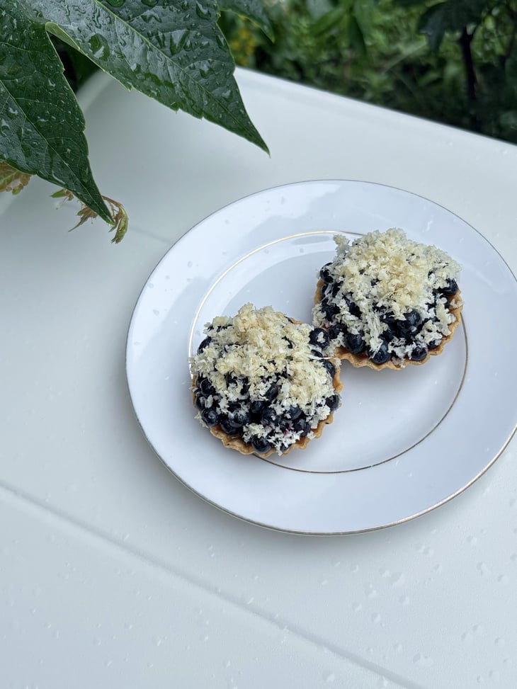 Tartlets With Fresh Goat’S Cheese, Blueberries, Horseradish And Yuzu Curd - Winnowiercy Natural Wine Bistronomie - 1367667