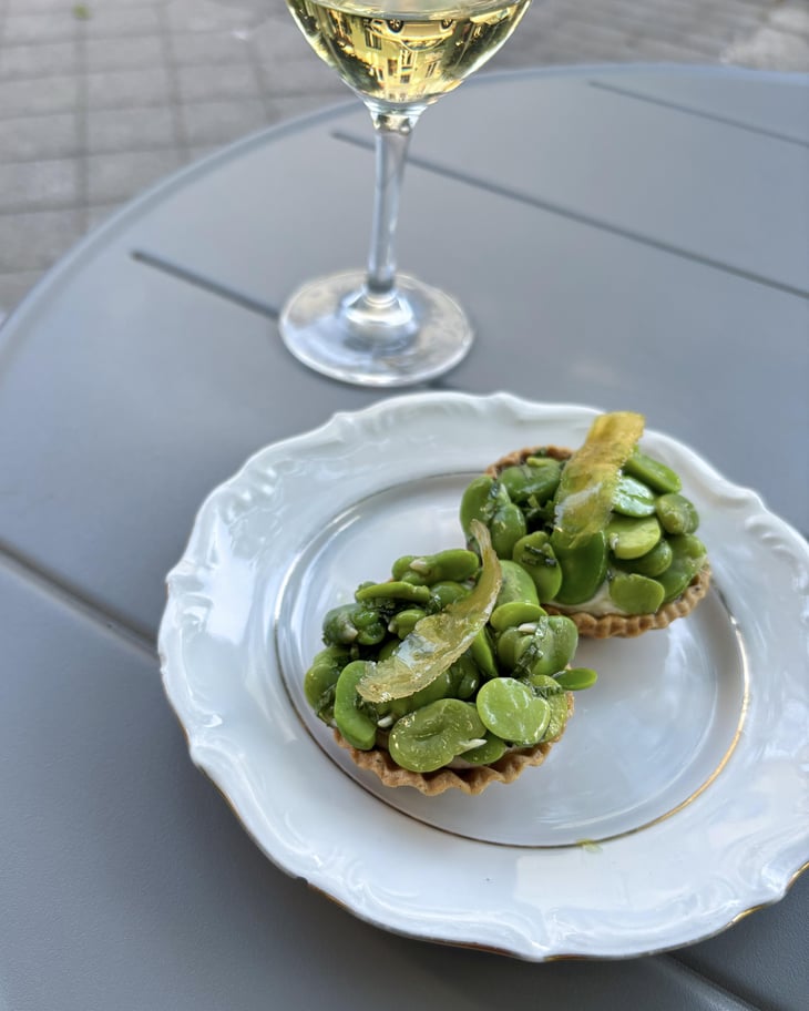 Tartlets With Lemon Curd, Goat Cheese And Broad Beans With Mint - Winnowiercy Natural Wine Bistronomie - 1360316