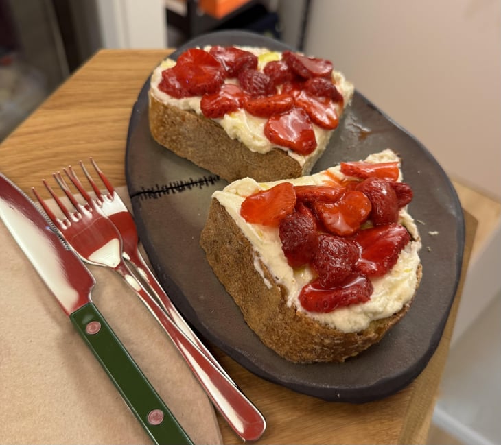 Toasted Sourdough With Ricotta Cream And Pickled Strawberries - wir2liebenwein - 1373009