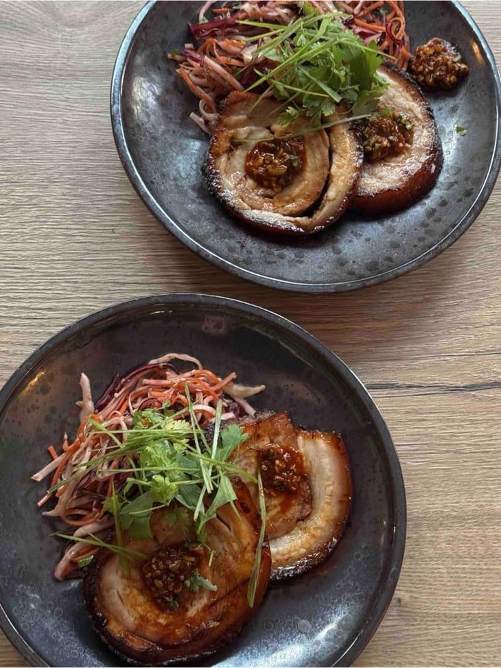 Poitrine De Cochon Breton Chashu, Salade De Choux, Condiment Au Gochugaru Et Herbes Fraiches - Milo, bistro et vins - 1357904
